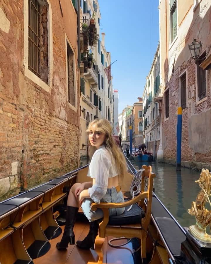 サブリナ・カーペンターのインスタグラム：「who’s Venice!!!!!!」