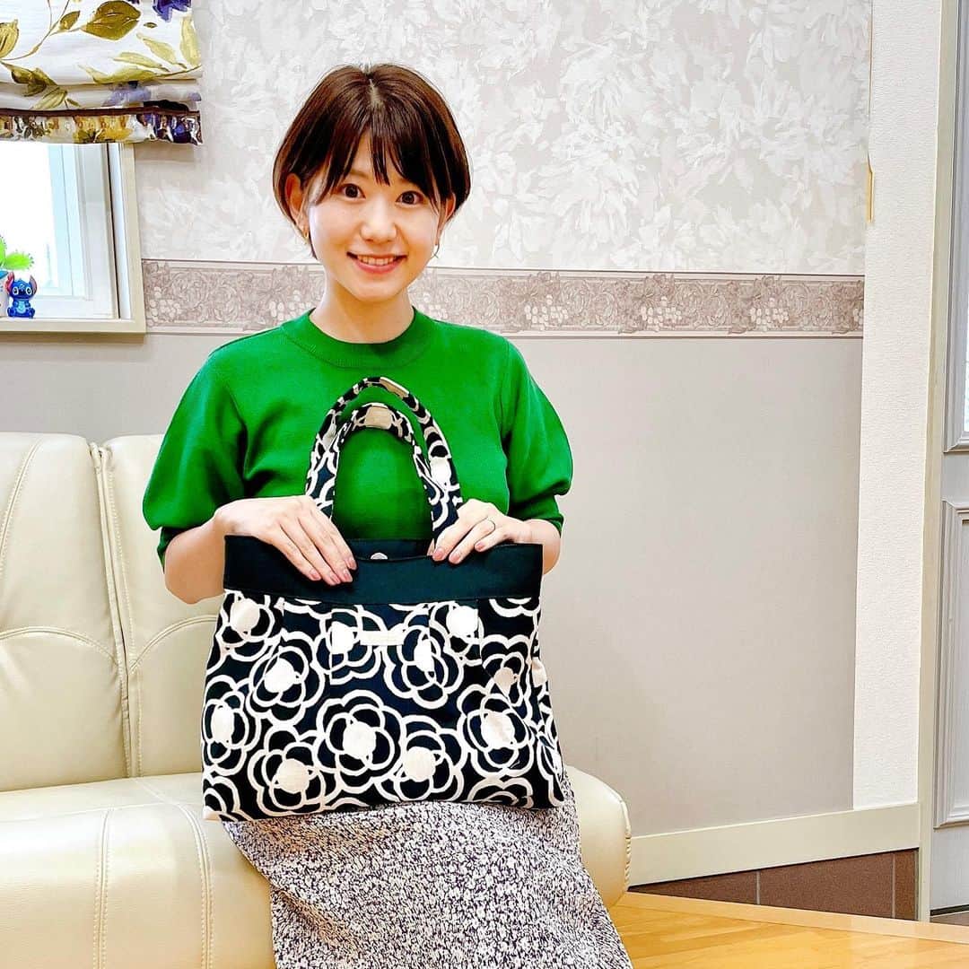 矢端名結のインスタグラム：「裁縫が得意な母がハンドメイドのバッグを作り始めました♡ （ @musubi_shop_y ） どれにしようか悩み中…🥺  #ハンドメイドバッグ #孫の名前をブランド名に #1日一個生産」