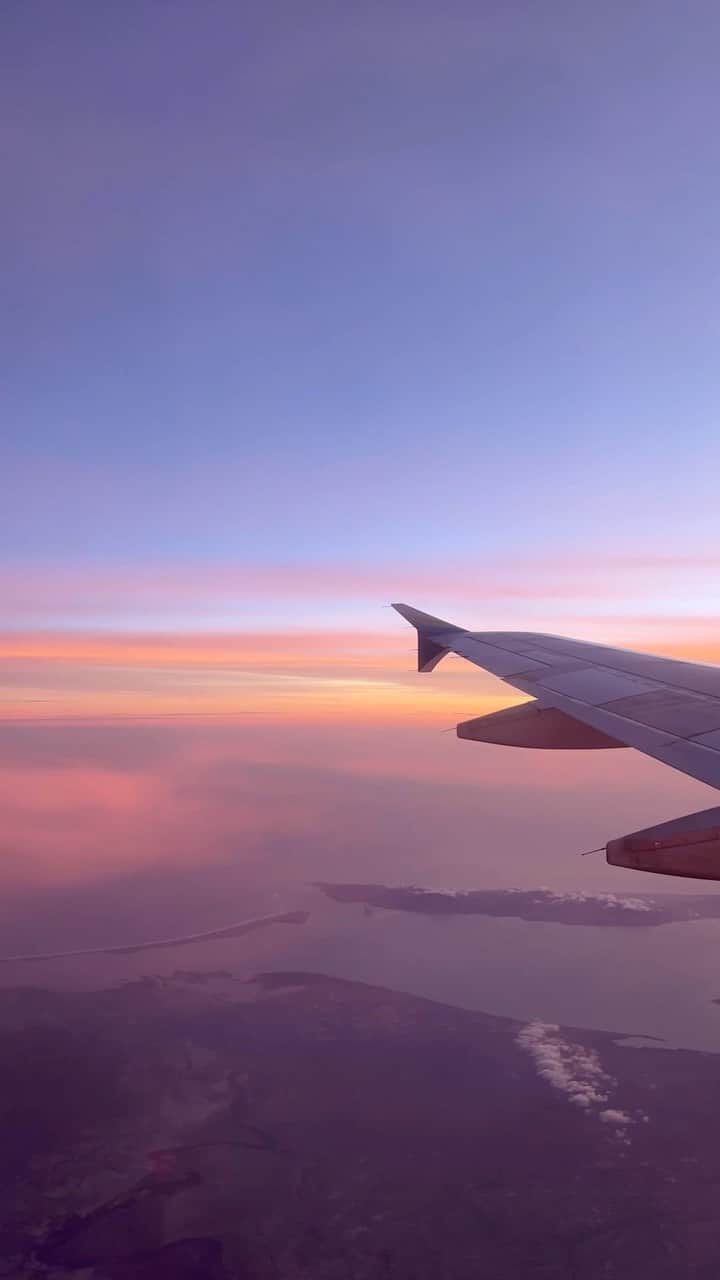 YUKIのインスタグラム：「飛行機の窓からの景色が好き✈️💓」
