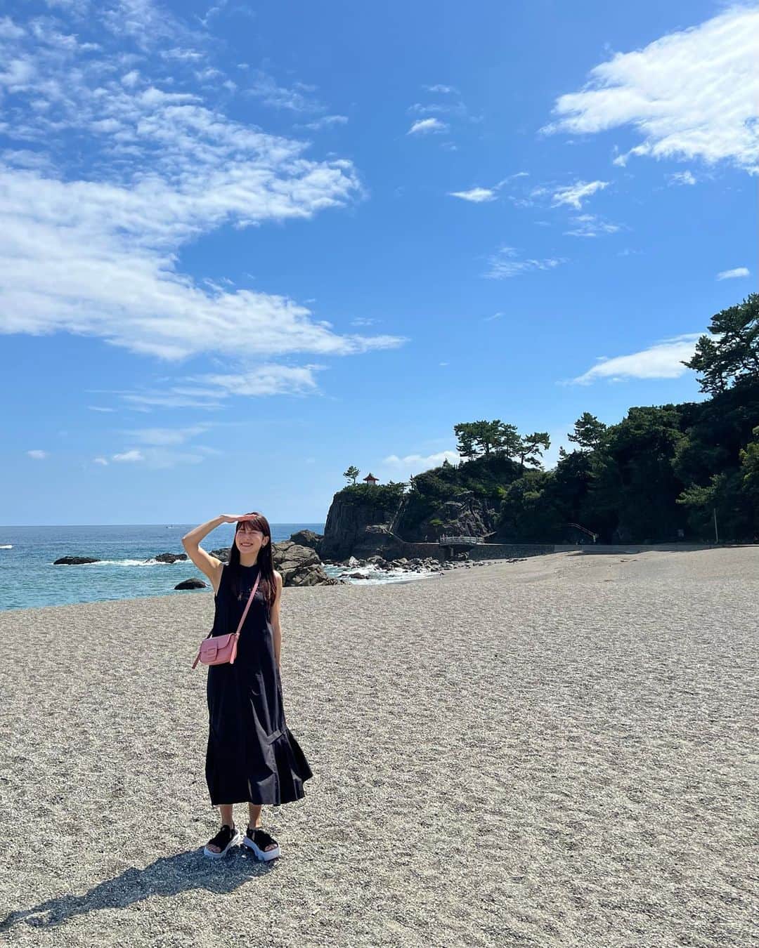 山本里菜のインスタグラム：「❤︎高知旅行❤︎ Day 2  桂浜、とっても綺麗でした🥹🌊 木々の緑と、空の水色、海の青色 天気が良かったので、コントラストがとても映えました🫶  #桂浜 #高知旅行」