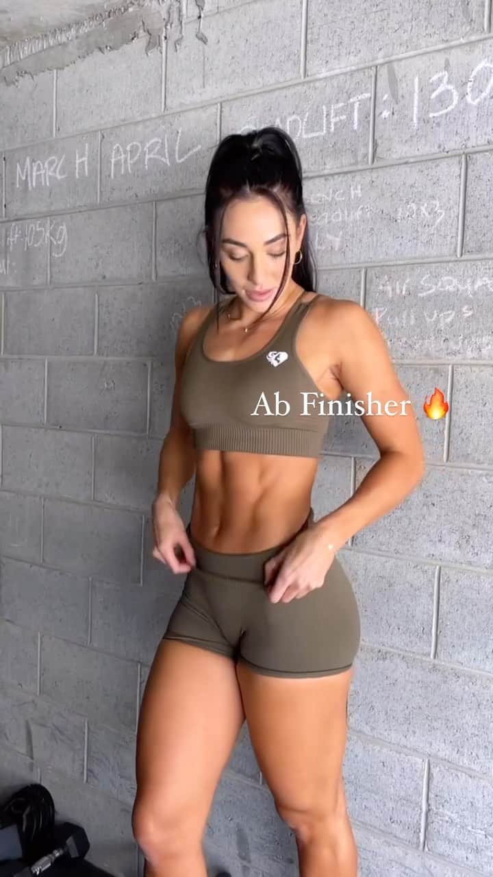 Danielle Robertsonのインスタグラム：「AB FINISHER 🔥  Wearing @womensbest Power Seamless shorts and sports bra in Khaki! These shorts are some of my absolute favourites alongside the Move Collection 😍 They’e the perfect length for training and so comfy. If you want to get your hands on some make sure to use my code Dannibelle20 at checkout!   My fave way to train abs is by adding mini ab circuits to the end of my workouts AKA ab finishers 🔥🔥  Add this to the end of your next workout!   2 SETS  30 sec work, 15 sec rest  60 sec rest between sets  #womensbest #sponsored」