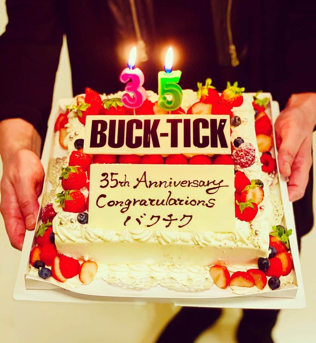 BUCK-TICKのインスタグラム：「#BUCKTICK #BUCKTICK35th #お祝いケーキ #ありがとう  ユータさんが持っている写真のケーキ🎂」