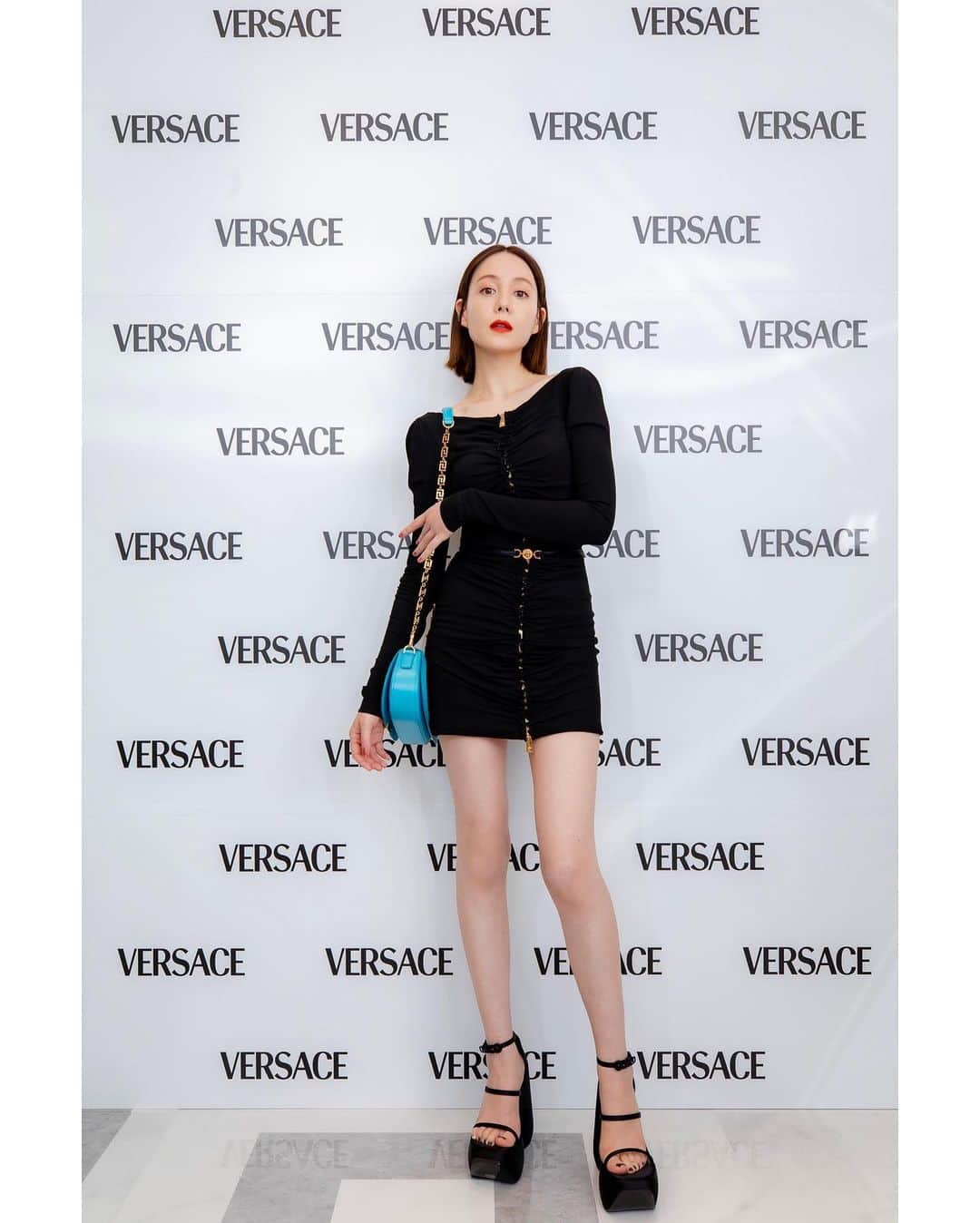 トリンドル玲奈のインスタグラム：「VERSACE GINZA NEW OPEN✨  銀座に新たなVERSACEの本店が誕生したので行ってきました❤︎  こんなにミニなワンピ初めて着たかも😳クールで女性らしさもあり…素敵なワンピースでした💕  #Versace #VersaceGinza #ヴェルサーチェ」