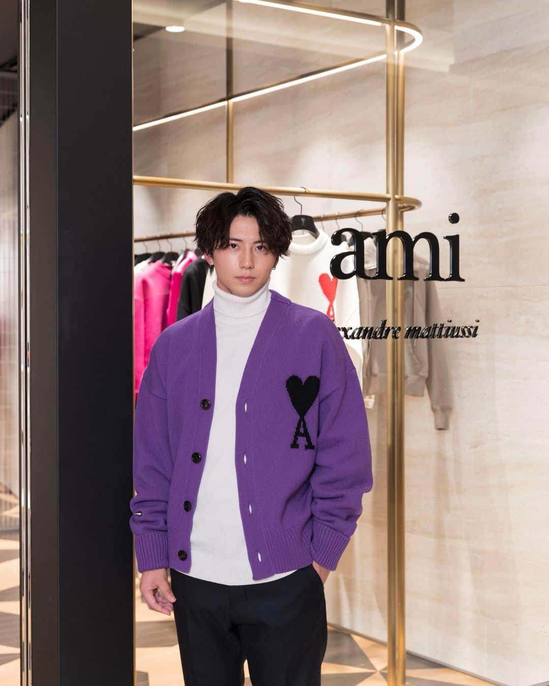 岡田蓮のインスタグラム：「AMI PARIS❣️  AmiParisの新作を着させて頂きました‼︎💜🖤  是非みんなも行ってみてね❗️  @amiparis  #AmiParis #アミパリス #amifw22  #AmiGINZASIX」