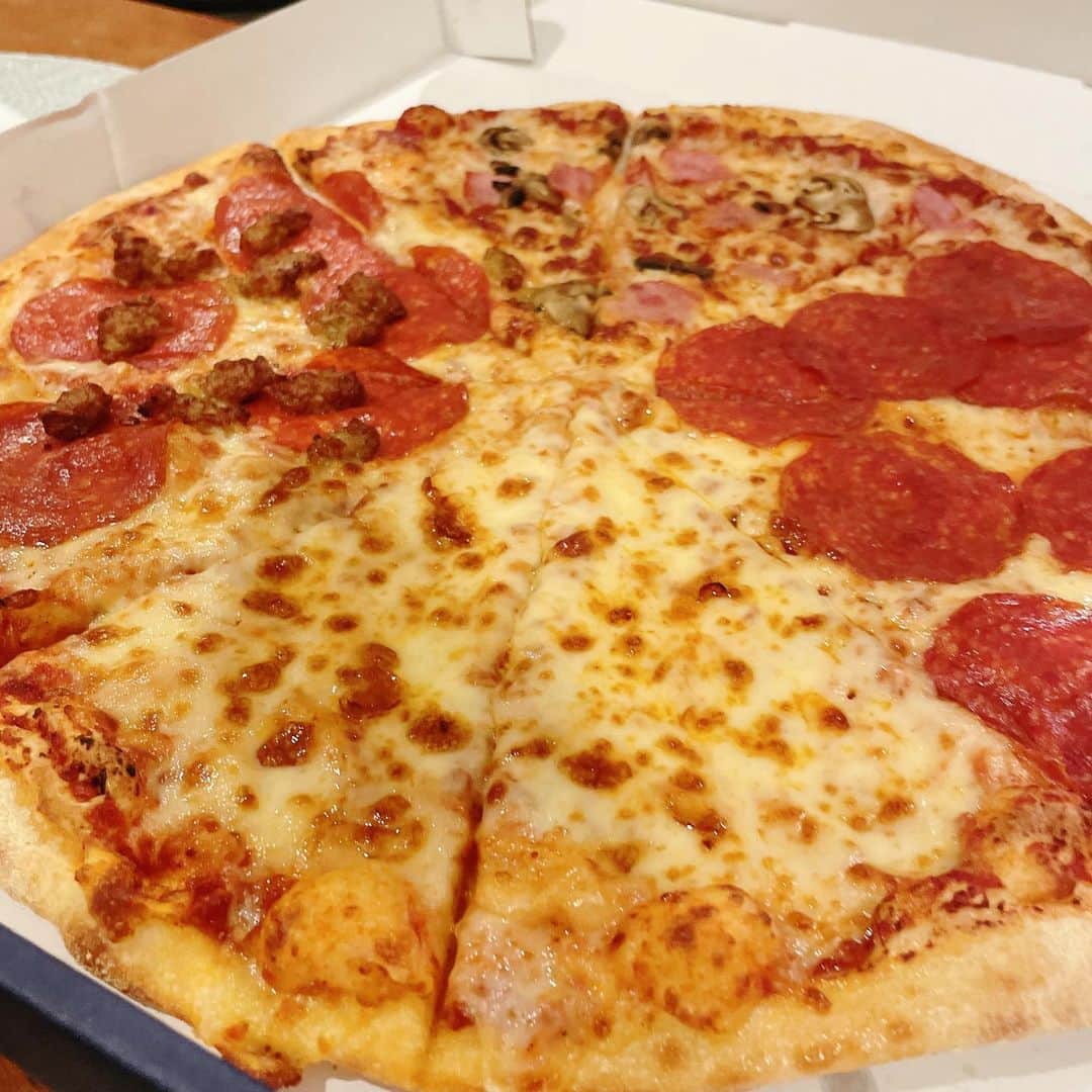 葉月里緒奈のインスタグラム：「ピラティスとホットヨガ、2レッスン受けたからこれ食べても大丈夫よね(笑)⁇ #おうちごはん #夕ご飯#pizza#ドミノピザ #ドミノピザニューヨーカー🍕 #シーザーサラダ#ナゲットはマック#レアくんもいるよ#rionahazuki」