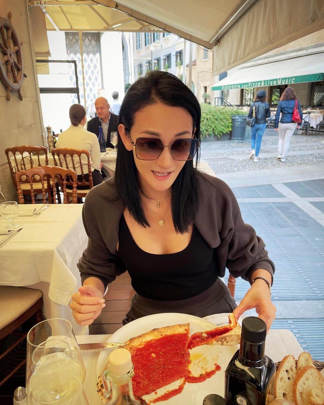 冨永愛のインスタグラム：「⁡ ご褒美Pizza&Pasta🦋 やっぱりPizza Marinara とBottalgaのパスタでしょ！ ⁡ #食いしん坊シリーズ in Milan ❤︎ ⁡」