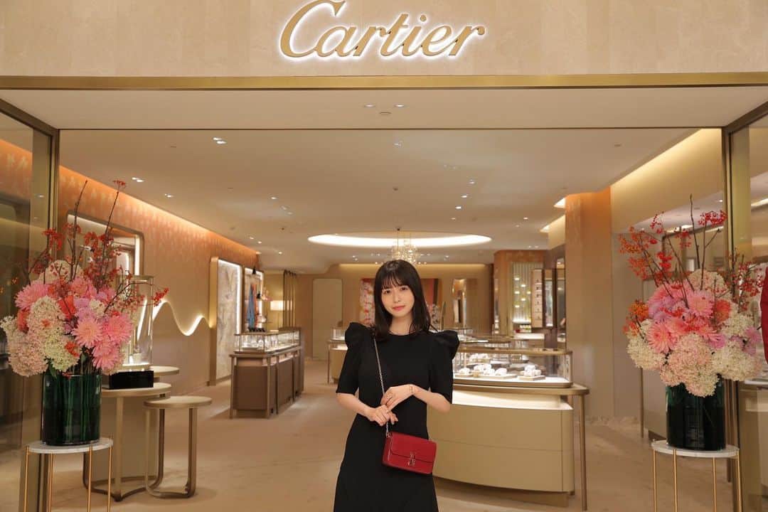 長濱ねるのインスタグラム：「カルティエ ブティックがGINZA SIXにて、明日9月30日にオープンするということで、お邪魔してきました！ 様々なアートがあり、こだわり抜かれた空間が素敵でした。刻印したりお手紙送ったりもできるみたいです🤩💗   私はClashシリーズが好きで見惚れておりました。オープン記念の限定品や先行発売の商品もあるようなので是非！    #Cartier #カルティエ #CartierTokyo @Cartier」
