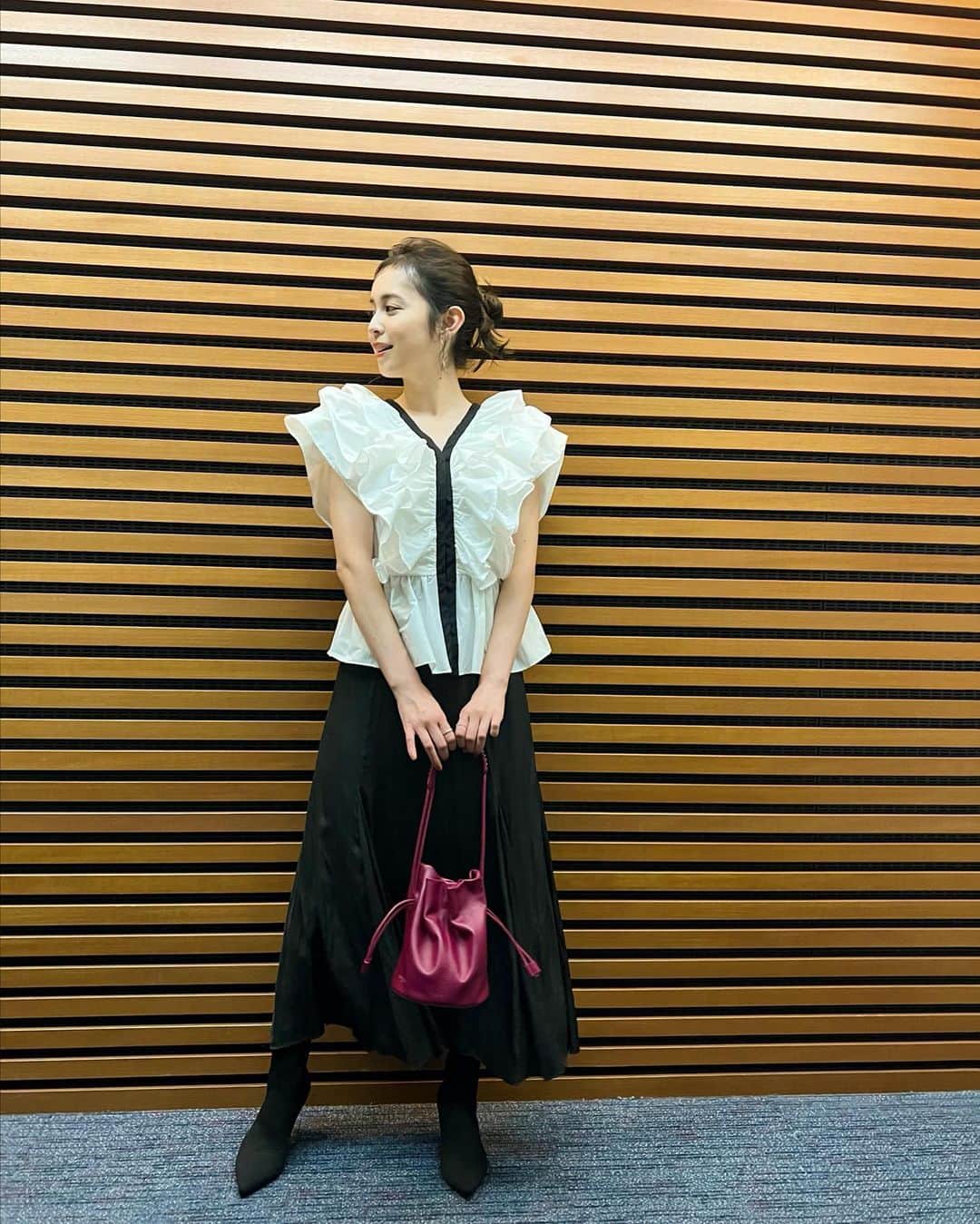 久慈暁子のインスタグラム：「* 佐藤純さんがプロデュースした フリルブラウス🤍🫧🧸  tops ... @cbp.tokyo  skirt ... @naturalbeautybasic_official  shoes ... @dianashoespress  bag ... @jandmdavidson  *」
