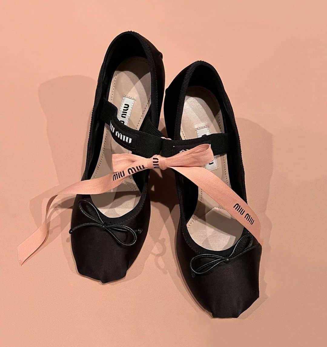 板野友美のインスタグラム：「22 AW new item 🩰  miumiuのバレエシューズ。 可愛くて一目惚れ🍓 フレンチアイテム追加♪ バレエシューズなのにヒールもあるの。  #miumiu #shoes #balletshoes」