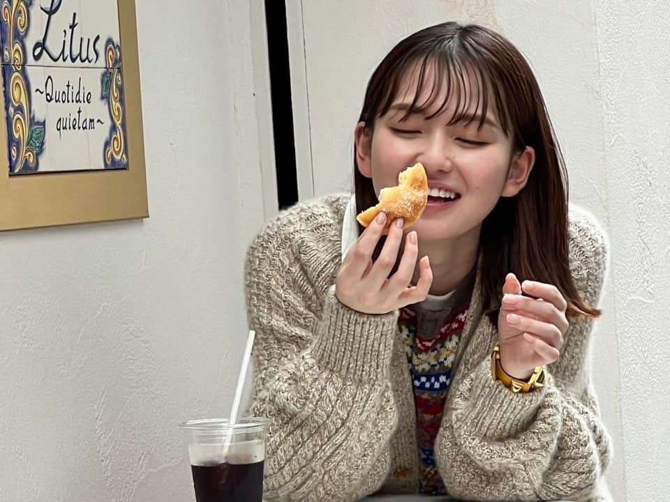 山田杏奈のインスタグラム：「発売中のメンズノンノ11月号ではドーナツ食べてます🍩 とてもおいしかった」