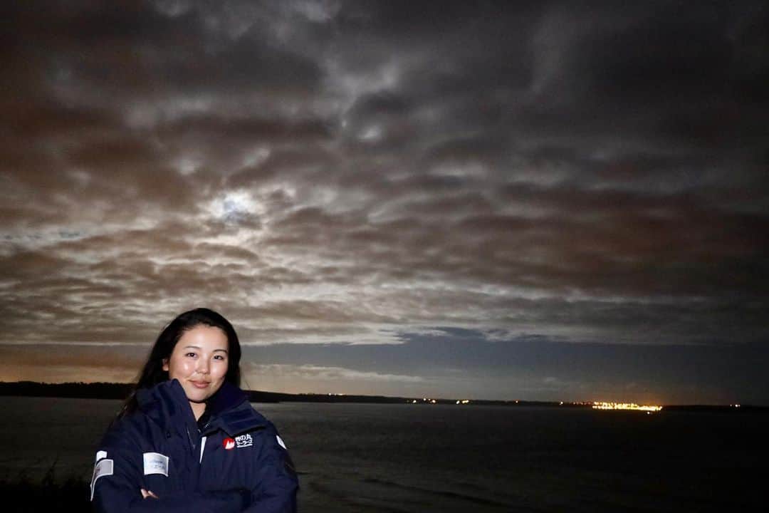 新嶋莉奈のインスタグラム：「星見に来たけど雲だし月明かりすごいしで星１つしか見えなかった！🌟 けどなんかかっこいい写真撮れた！😁」