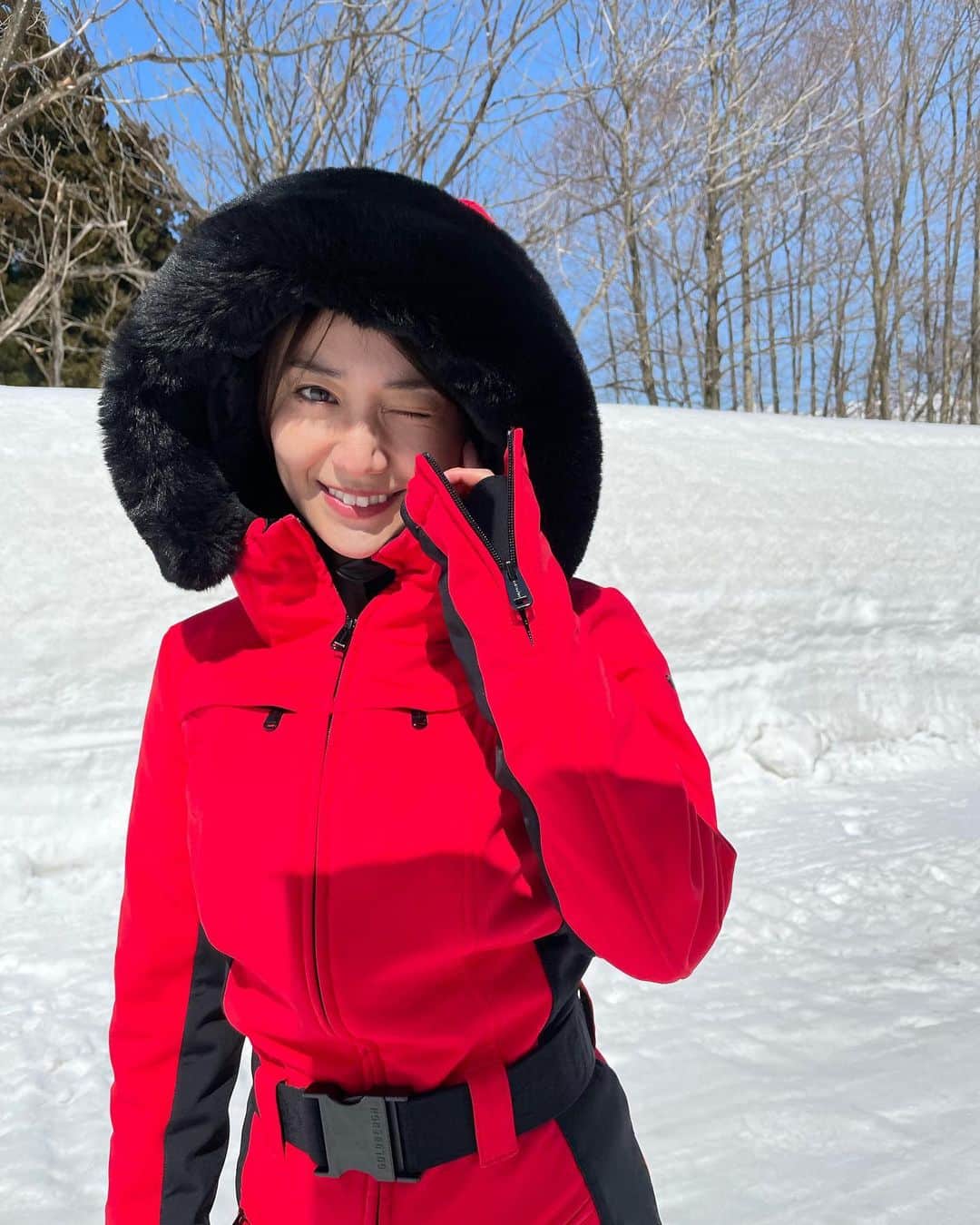 大島優子のインスタグラム：「盛れてる自分の写真載せるわ🤍  真っ白の雪がレフ板になってくれて るの これがゲレンデマジックってやつね🏂  雪上アクションも見どころです😎✨  #七人の秘書 #絶賛公開中」