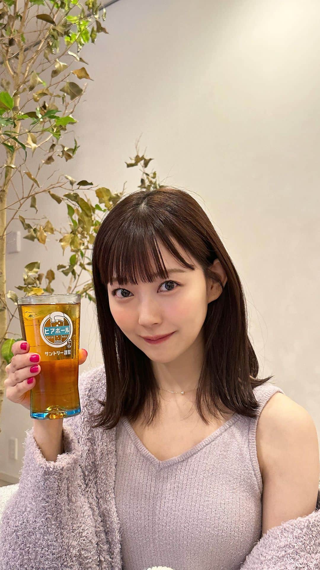 渡辺美優紀のインスタグラム：「. みんなは1人晩酌とかしますか？ 一緒に晩酌したいですね🥰 . そしてビアボールとっても美味しいよ〜♡ 濃さを自由に調節できるのがすごい良い🥰 . #ビアボールやってみた￼ #ビアボール #炭酸水でつくる自由なビール #PR @suntory_jp」