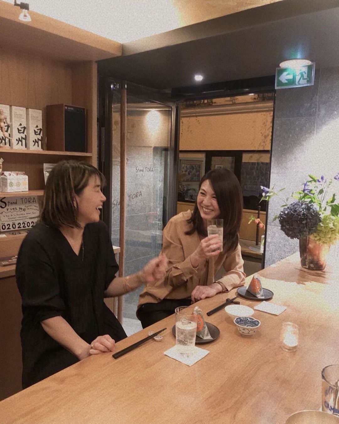 雨宮塔子のインスタグラム：「友人がカウンターに立つbarが徒歩圏内にある幸せ💕  パリに日本のジャズ喫茶風バーがあるなんて素敵ですよね🥰  この日はおでんをつまみながら焼酎を😚 〆にはおにぎり  @standtora  @masuminomoto   #学校の面談なんとかクリアしました🤮 #みなさまお優しいコメントありがとうございました😭」
