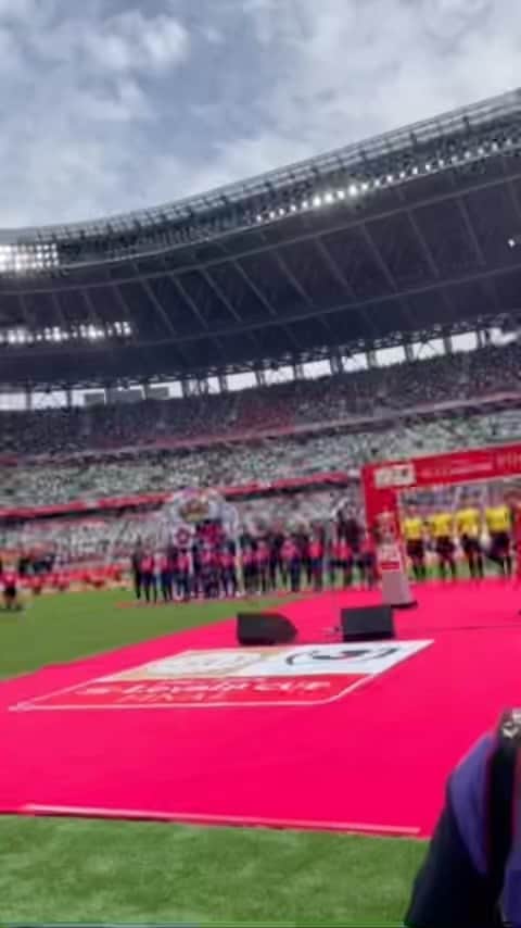 木村カエラのインスタグラム：「マネージャーさんが撮ってくれた国歌独唱。 載せてみます。  あー緊張した。 ありがとうございました。  #ルヴァンカップ決勝 #国歌独唱」