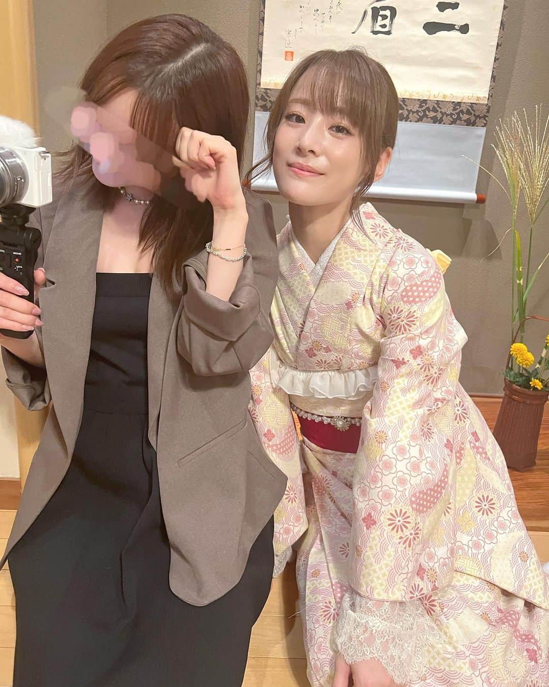 福岡みなみのインスタグラム：「・ はちゃめちゃYouTube企画の 撮影に疲れ果てて壊れた2人🫠🫠  #kimono #kimonostyle #matcha #和」