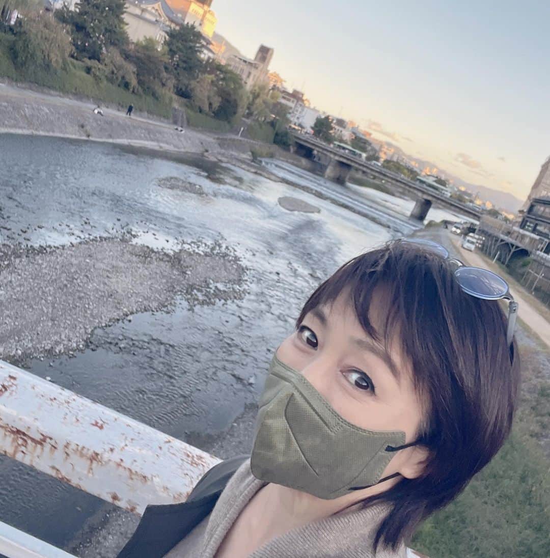 高島礼子のインスタグラム：「日帰り🚅京都 紅葉🍁はまだですね 太陽🌞がご機嫌でした  #京都 #鴨川 #日帰り #晴天」