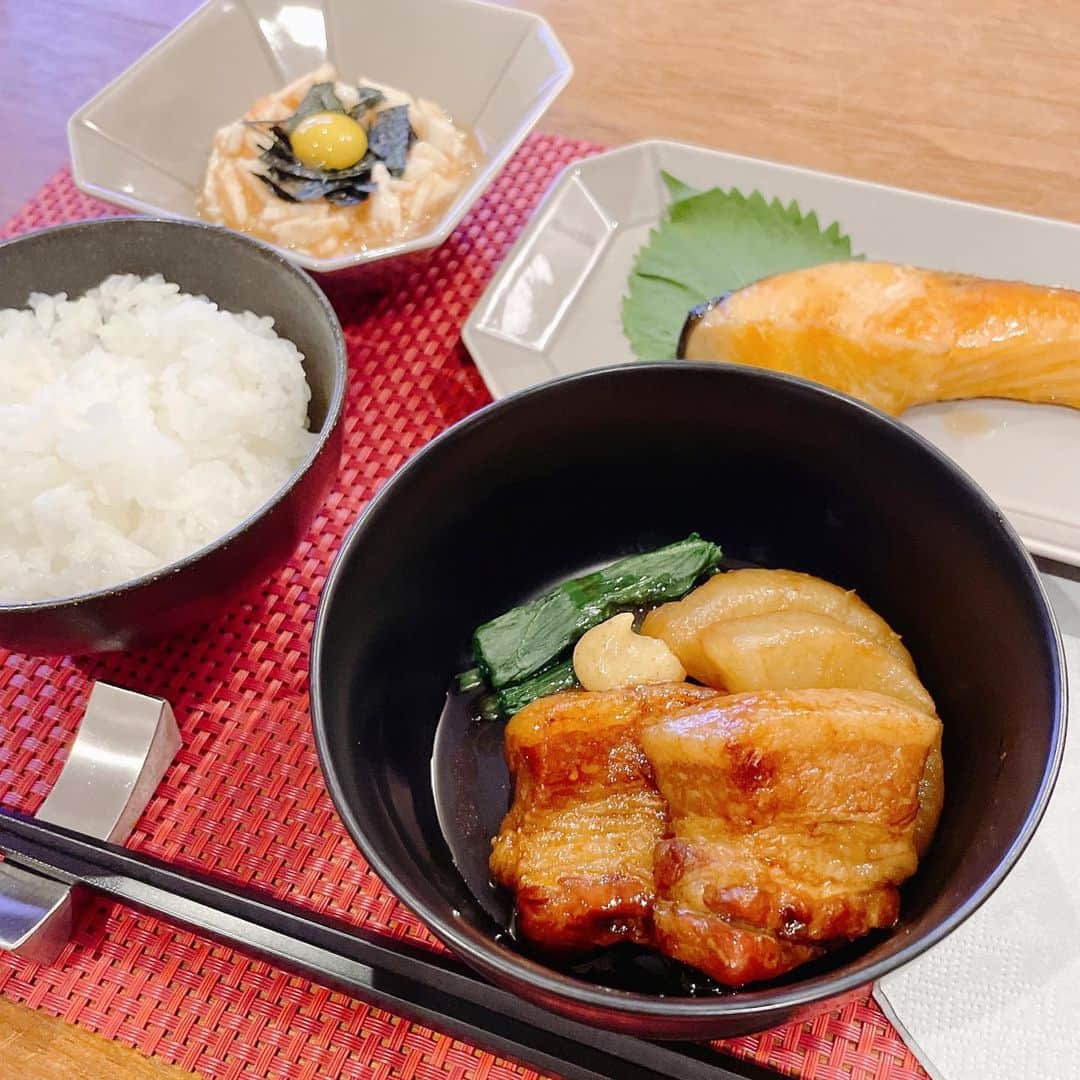 葉月里緒奈のインスタグラム：「豚の角煮定食おまっとさん。 #おうちごはん #夕ご飯#和食#豚の角煮#焼き鮭#長芋と明太子の和え物 #白米がすすむメニューです #rionahazuki」