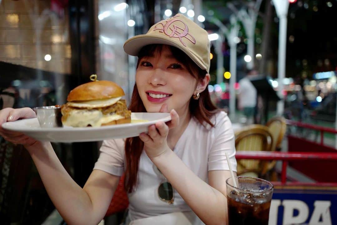 指原莉乃のインスタグラム：「ニューヨークのお写真🫶 おいしすぎた #5napkinburger 🇺🇸 大きすぎハンバーガーおいしかった💮」