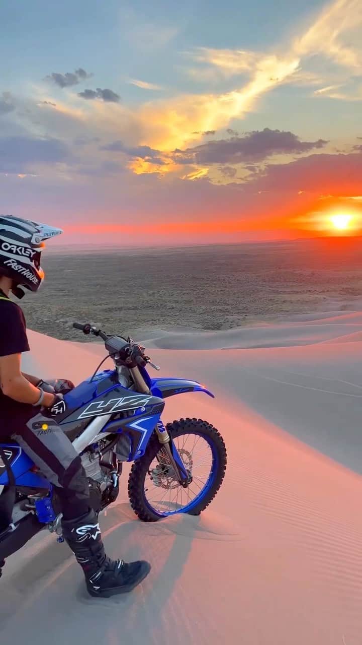 BEAUTIFUL DESTINATIONSのインスタグラム：「Send it with @motoxtribe! 🏍️ California is home to some of the largest sand dunes that can reach heights of 300 feet above the desert floor. This makes it a favorite for off-highway vehicle enthusiasts! 🏜️   Have you ticked this off your bucket-list? 🇺🇸  📽 @motoxtribe 📍 Glamis, California, USA 🎶 motoxtribe - OneRepublic - I Ain’t Worried」