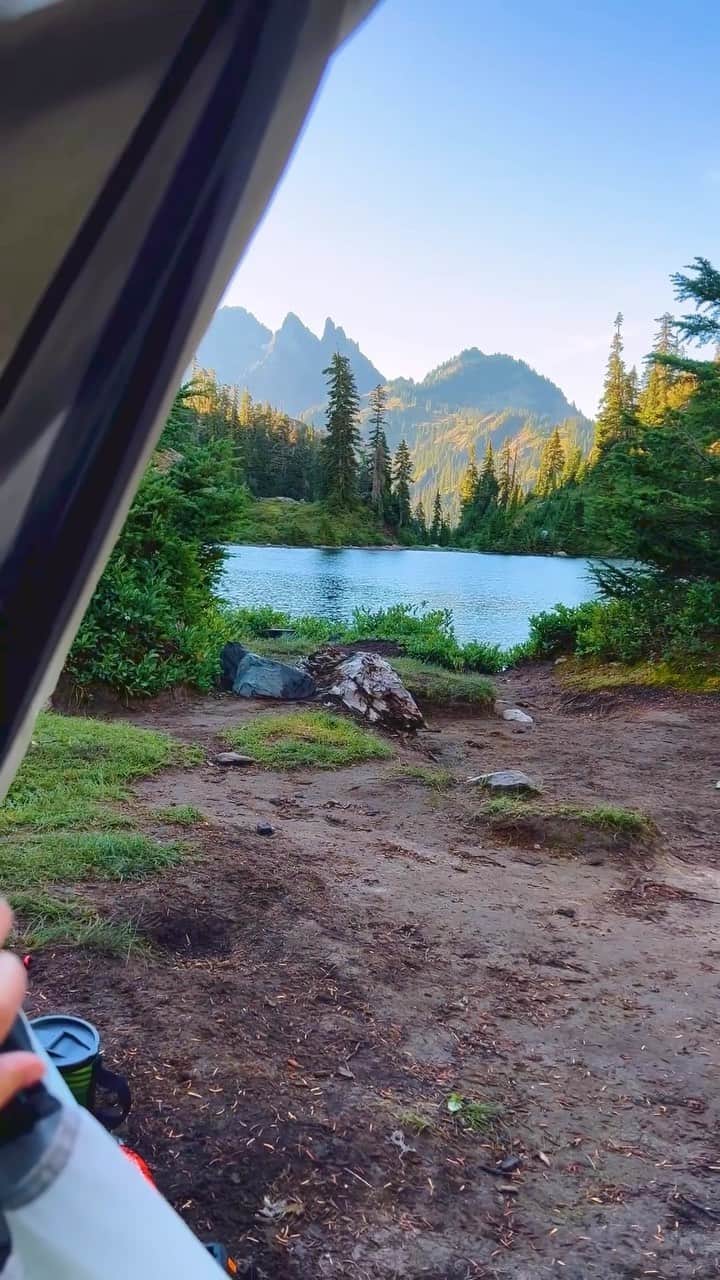 BEAUTIFUL DESTINATIONSのインスタグラム：「POV of @melissapnwa: you wake up to a place you don’t want to leave. 😍🏕 This stunning location was taken in the Alpine Lakes Wilderness, a large wilderness area spanning the Central Cascades of Washington state in the United States. It encompasses approximately 394,000 acres and is an outdoor enthusiast’s paradise. 🇺🇸  When and where was the last time you went camping? ⛰  📽 @melissapnwa 📍 Alpine Lakes Wilderness, USA 🎶 ghostrider.2016 - Original audio」