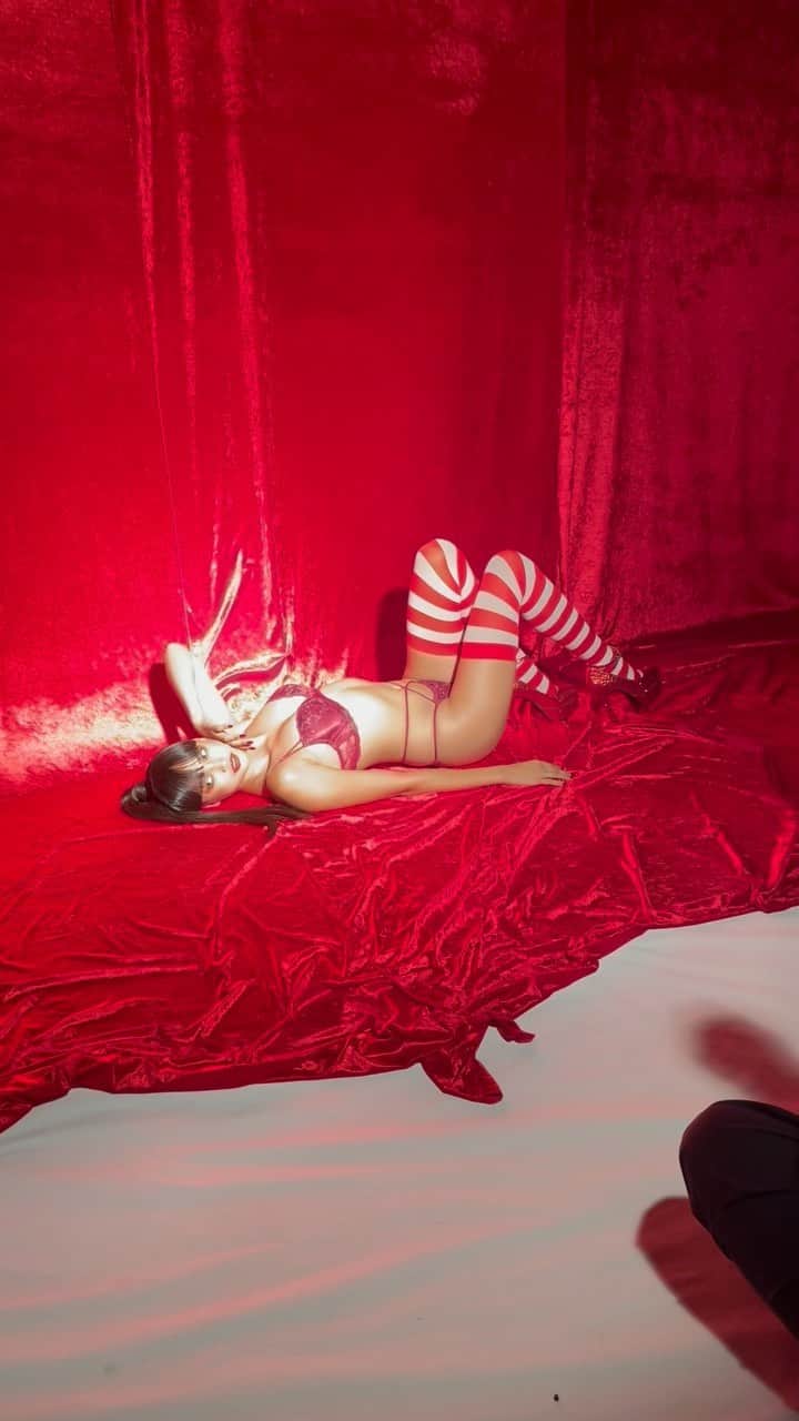香川沙耶のインスタグラム：「Sexy Santa Helper🎅🏽🎄❤️🎁💋」