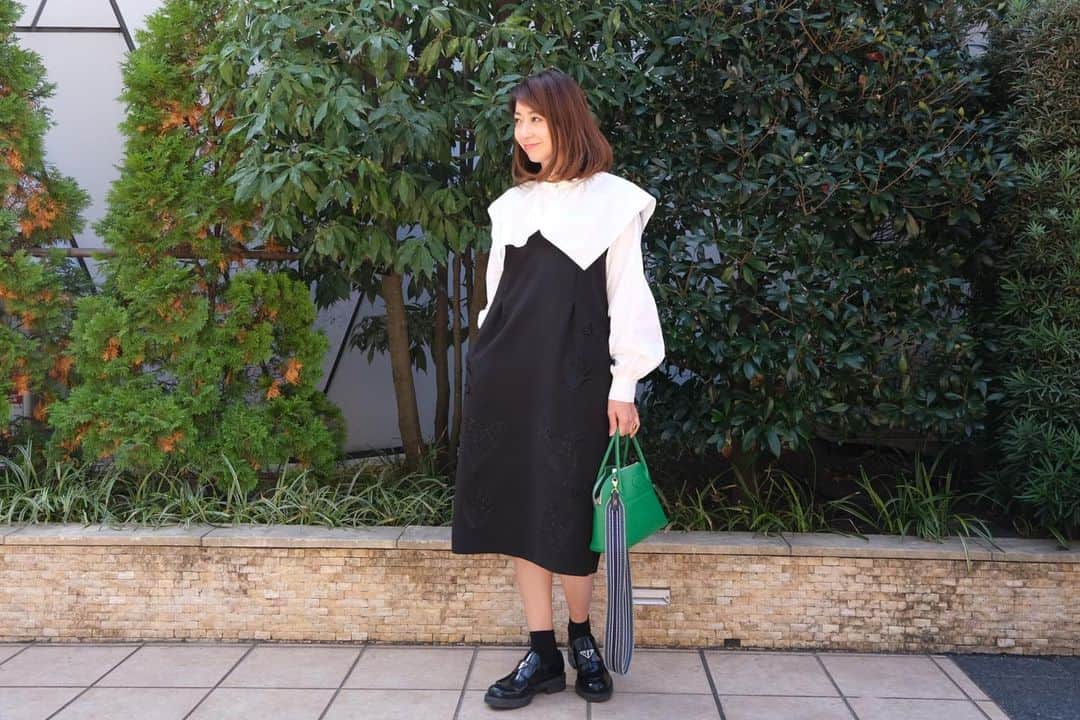 奥田順子のインスタグラム：「大好きなジャンパースカート。 刺繍が入ってて可愛いデザイン　 #chesty#ジャンパースカート#ワンピース#モノトーンコーデ #pradashoes」
