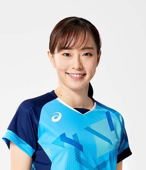 石川佳純のインスタグラム：「Dear ITTF table tennis players  I am delighted to be one of the candidates for ITTF Athletes Commission.  I have been joining ITTF World Tour and subsequent WTT since I was 13 and played World Championships for the first time at the age of 14. Now 15 years have passed. Through my experience, I feel that the table tennis is the unique sports because not only young teens but those over 30’s can show the top level of the performance to wow the audience.   If I were elected, I would like to devote myself to create the environment where all the players feel safe and well communicated so that their career can be prolonged. I would like to also explore the athletes rights as an individual player and to deliver it because athletes play the very important role for the future success of ITTF.  Kasumi Ishikawa  この度、ITTF国際卓球連盟、アスリート委員会の委員に立候補させて頂きました。  私自身、13歳からITTFワールドツアーやWTT、14歳から世界選手権に出場させていただき、既に15年以上が経ちました。 この経験を通じて、卓球は非常に若い年代から、30代を過ぎてもトップレベルで活躍でき、観客に驚嘆を与える競技だと思います。  もし委員に選出されれば、国際舞台で多くの選手が安心して、また情報共有が頻繁に交わされるような環境を作っていきたいと考えています。 そうすることで、選手のキャリアが長くなり、活躍の舞台が増えると考えます。 また、選手個人の権利についても探求していきたいと考えています。 選手の声を届ける役割を果たすことでITTFの将来のより良い成功に貢献出来ると考えているからです。  石川佳純」