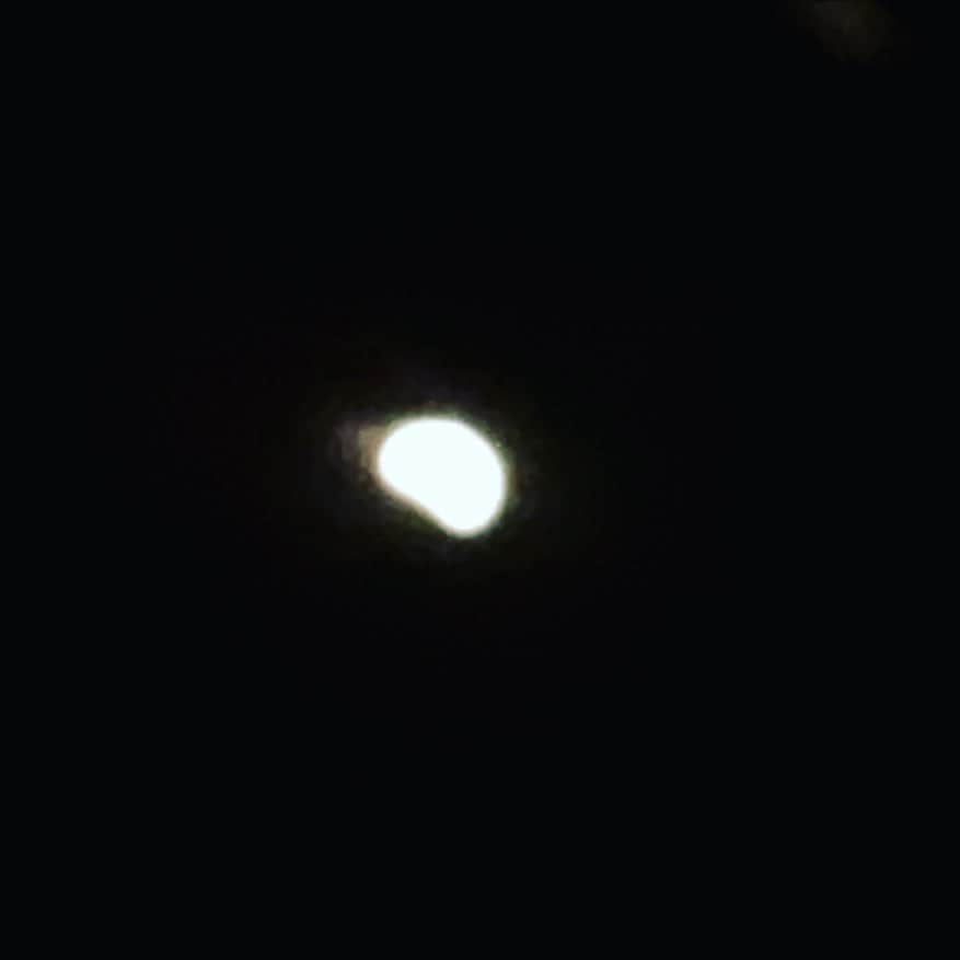 藤原紀香さんのインスタグラム写真 - (藤原紀香Instagram)「夜空見上げてますか? この写真は、本日、皆既月食の前の、18時台の かけが始まっている写真です。   今夜はパワー⬆︎⬆︎⬆︎アゲアゲの日です😊 満月が地球の影に全て隠れる現象である皆既月食 と 惑星（天王星）食 ‼️という 月と天王星のWパワーがいただけるすごい日ですよね✨🙌 90分間のリアル天体ショーは見逃せない夜空のイベント❣️  皆既月食&惑星食  このコンビネーションは1580年7月以来442年ぶりで、次の皆既食&惑星食は、2344年7月なので、次は322年後...  つまり、私たちは、とても運がいいー😊😊😊おめでとう㊗️❣️ 生きてるうちにこんなレアな天体ショーが見られるなんて❣️ 感激です✨✨✨  そして私は...もっと運気があがってしまうかも〜✨✨✨笑 実は，皆さんよりも上空、月に近い場所、雲の上の機内✈️からこの皆既月食と惑星食を、大切なスタッフとともに感じることができます。月に近い‼️偶然なのですが、この必然に感謝。  古よりこのような皆既月食は、死と再生、因縁解脱、自身の願いが叶い生まれ変わるという意味も含むと聞いたことがありますので、なんだか良いことづくめ✨✨✨ 平和を思いきり願います❣️  早くオレンジ色のが見たいなぁ 月と星に願いと、感謝を✨✨✨  雲の上✈️より愛をこめて🌕  #皆既月食 #惑星食 #パワーアップ #天体ショー #天王星 #天王星食 #雲の上から #月  #レアな体験 #感謝  #フライト  #機内から #平和を願う」11月8日 18時50分 - norika.fujiwara.official