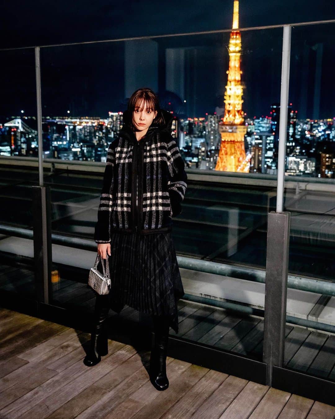 トリンドル玲奈のインスタグラム：「東京タワーをバッグに撮影🖤  あったかいアウターに助けられました❤︎ 形と柄にきゅん！  #burberryouterwear」