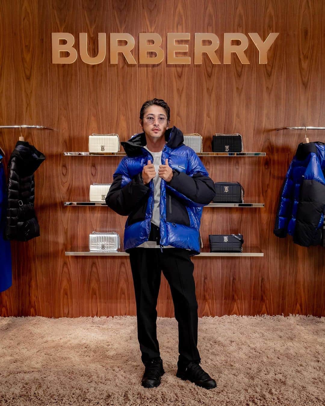 窪塚洋介のインスタグラム：「#burberryouterwear  @burberry  阪急うめだ本店1階で雪山イメージのバーバリーのポップアップストア15日までやーてるよ^ ^ ゴンドラ乗ったり夢想。」