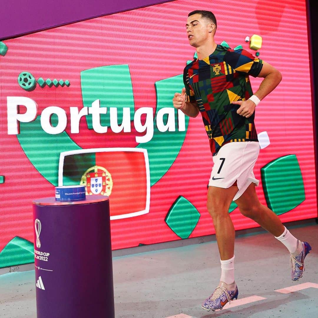 クリスティアーノ・ロナウドのインスタグラム：「Hoje é por Portugal! Pelos portugueses! Por nós e pelos nossos! Hoje é por todos os sonhos que carregamos em cada um de nós! Vamos com tudo! 🇵🇹💪🏽」