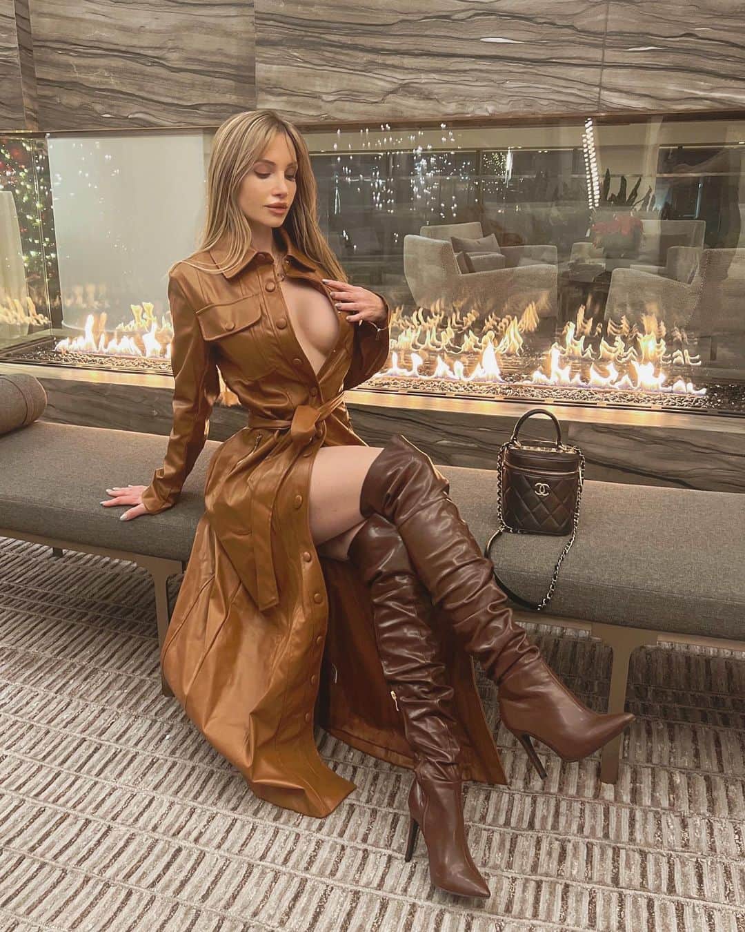 Amanda Leeのインスタグラム：「@FashionNova brown leather weather in the city 🗽✨」