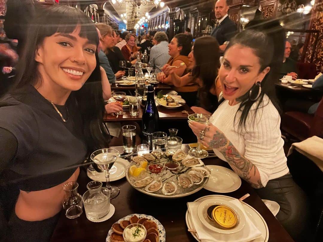 Janice Griffithのインスタグラム：「dinner with my fav @joannaangel pls don’t invite me unless u want to eat 100 oysters and caviar」
