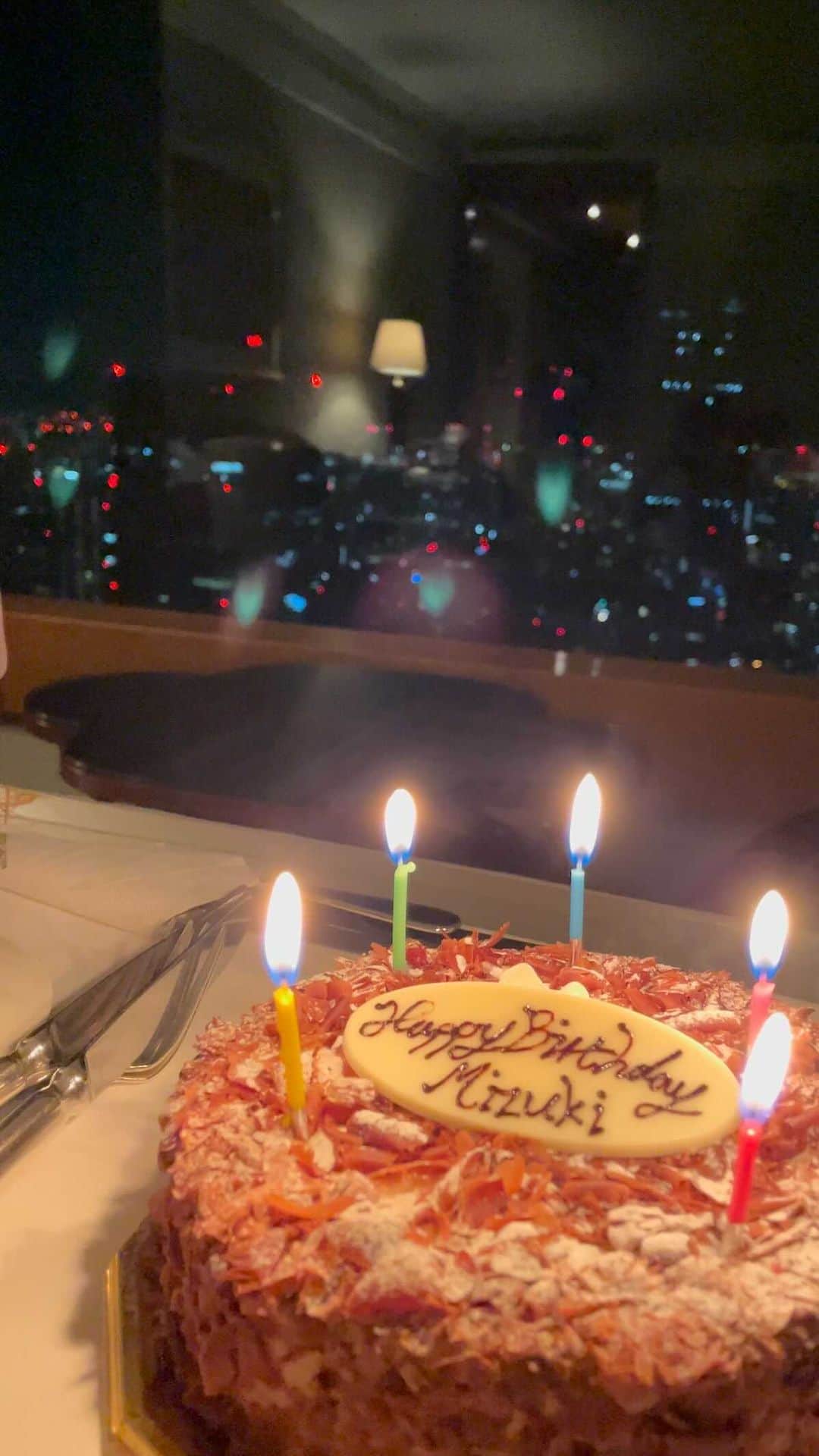 西川瑞希（みずきてぃ）のインスタグラム：「素敵な時間をほんとうにありがとう…🎂💐🌃  #mybirthday #30th #birthdaycake #flower #happybirthday #theritzcarlton #tokyo #お誕生日 #ケーキ #お花」