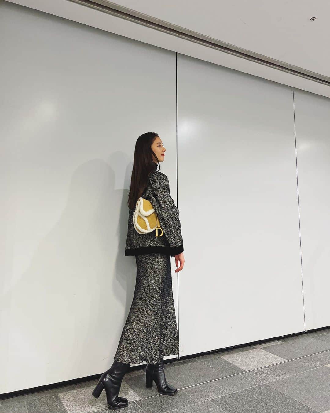 新木優子のインスタグラム：「私服  jacket & skirt : @oshimarei  shoes : @amerivintage  bag : @dior」