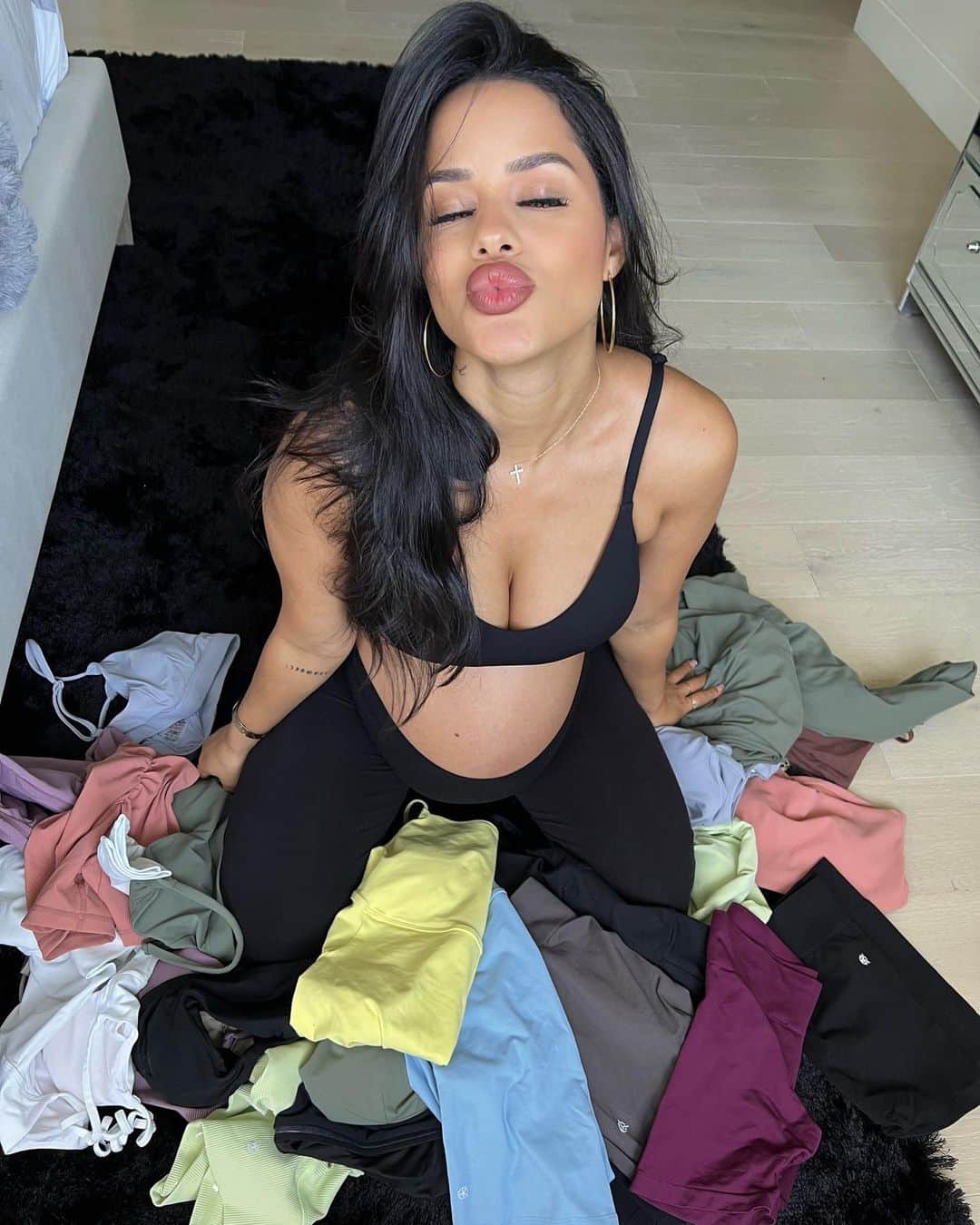 Katya Elise Henryのインスタグラム：「Want to snag the best WBK Fit deals before everyone else? Head on over to @wbkfit and click the link in our bio join our VIP list and get your hands on WBK FIT's Black Friday sale 24 hours early! 🫶🏽」