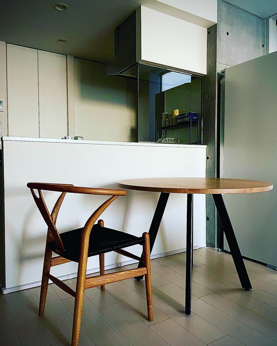 藤井瑞希のインスタグラム：「・ ・ 引っ越ししたときに新調した ダイニングテーブルと椅子がお気に入り🫶 ・ ずっとここにいるんだ。 ・ @kanademono.furniture のテーブルは ほぼ一目惚れ🥺✨ ・ ・ #かなでもののある暮らし #かなでもの #インテリア #一人暮らしインテリア #ダイニングテーブル」