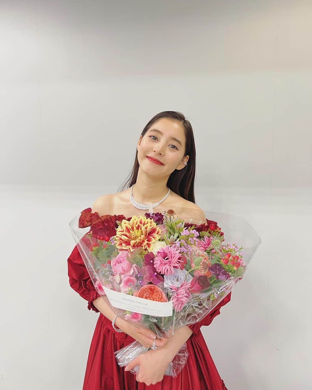 新木優子のインスタグラム：「素敵なお花をいただいて嬉しかったです☺️♡ 明日は #TGC北九州　よろしくお願いしますっ❤️」