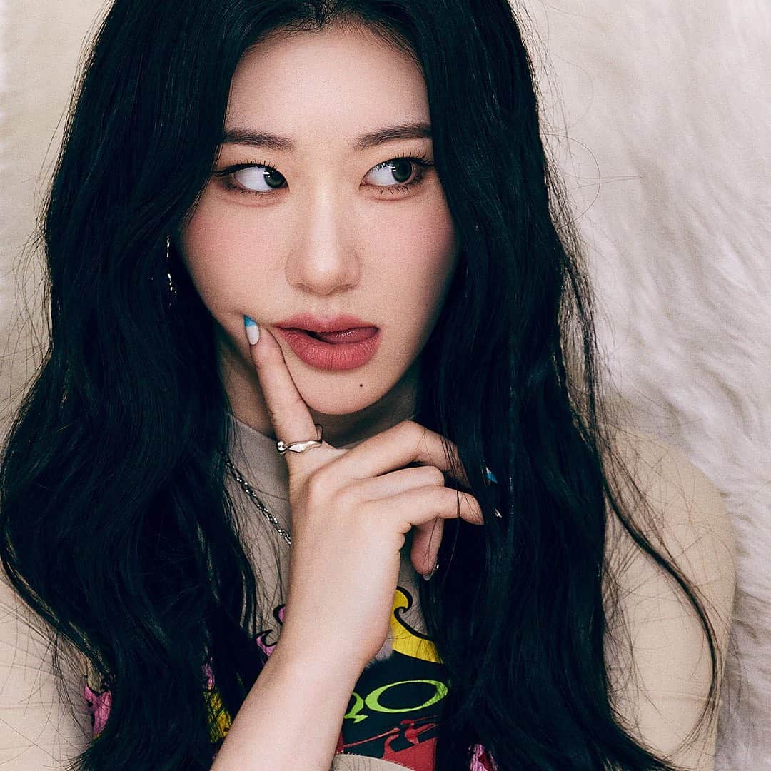 ITZYさんのインスタグラム写真 - (ITZYInstagram)「ITZY <CHESHIRE> CONCEPT PHOTO #2  #CHAERYEONG #채령  ☑️ RELEASE 2022.11.30 WED 6PM (KST) | 4AM (EST) ☑️ PRE-SAVE & PRE-ORDER https://ITZY.lnk.to/CHESHIRE  #ITZY #MIDZY @itzy.all.in.us #ITZYComeback #ITZY_CHESHIRE」11月21日 0時01分 - itzy.all.in.us
