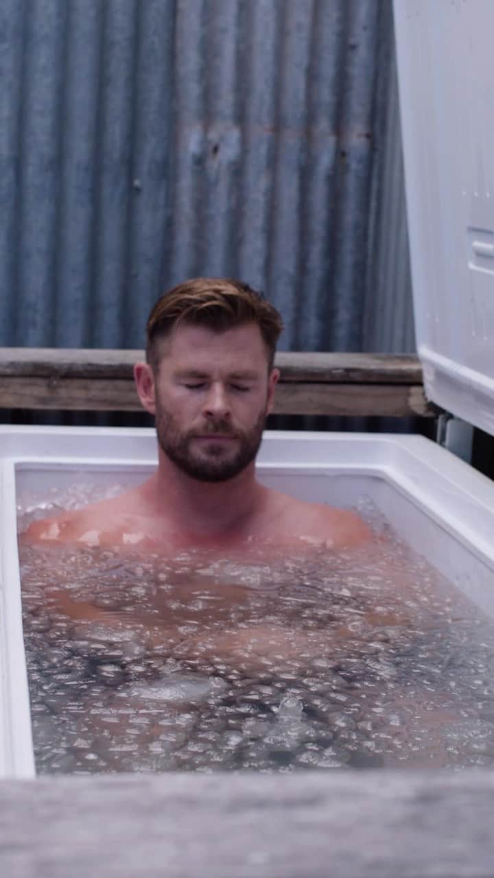 クリス・ヘムズワースのインスタグラム：「I took the plunge with this #LimitlesswithCentr challenge. Nothing quite like a relaxing bath filled with ice! Check out more with @centrfit」