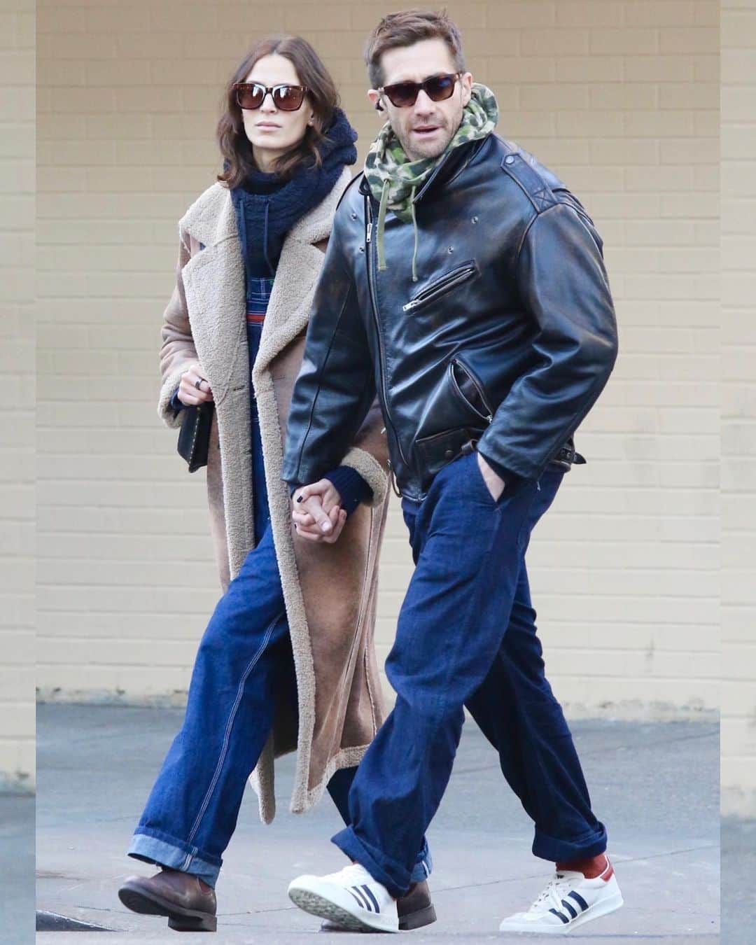 Just Jaredのインスタグラム：「Jake Gyllenhaal holds hands with longtime girlfriend Jeanne Cadieu during a romantic stroll around the city. #JakeGyllenhaal #Jeanne Cadieu Photos: Backgrid」