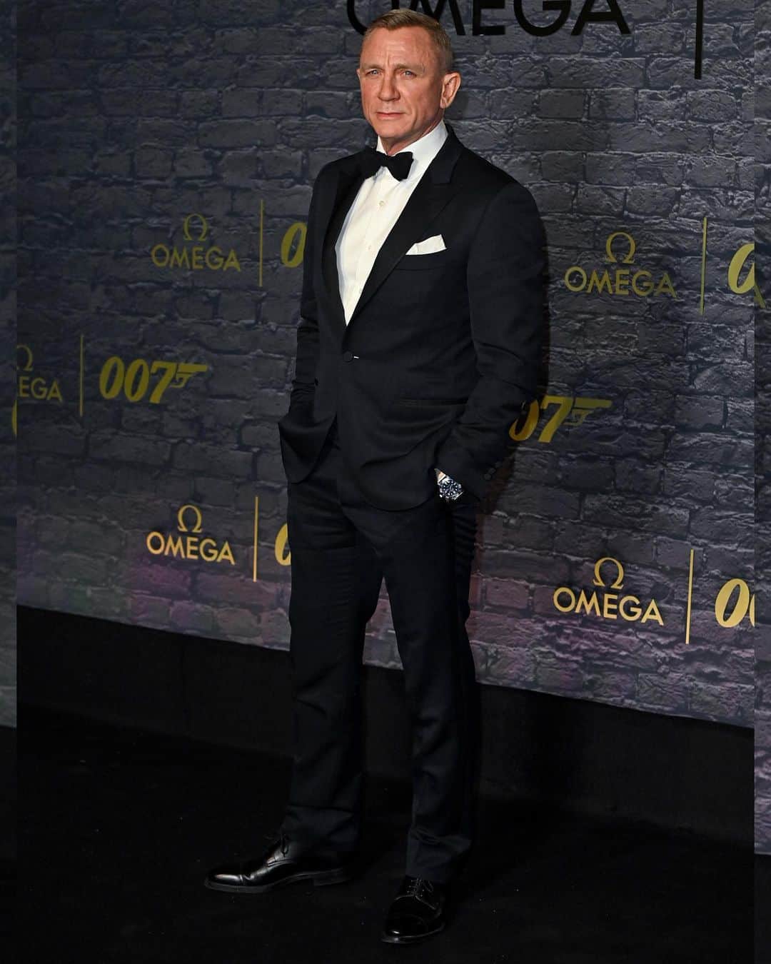 Just Jaredのインスタグラム：「Daniel Craig looks sharp at the 60 Years of James Bond event alongside Daisy Edgar-Jones, Will Poulter, Gugu Mbatha-Raw, Oliver Jackson-Cohen, & Hayley Atwell. #DanielCraig #DaisyEdgarJones #WillPoulter #GuguMbathaRaw #OliverJacksonCohen #HayleyAtwell #JamesBond Photos: Getty」