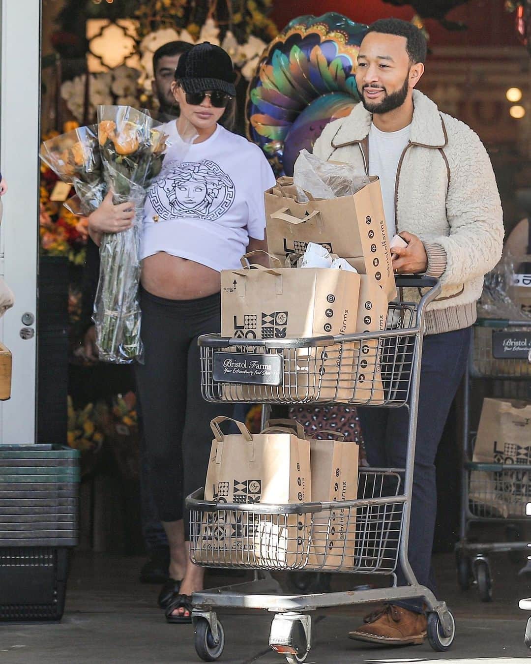 Just Jaredのインスタグラム：「Chrissy Teigen flashes her pregnant belly while doing some grocery shopping with John Legend on Thanksgiving Eve. #ChrissyTeigen #JohnLegend Photos: Backgrid」