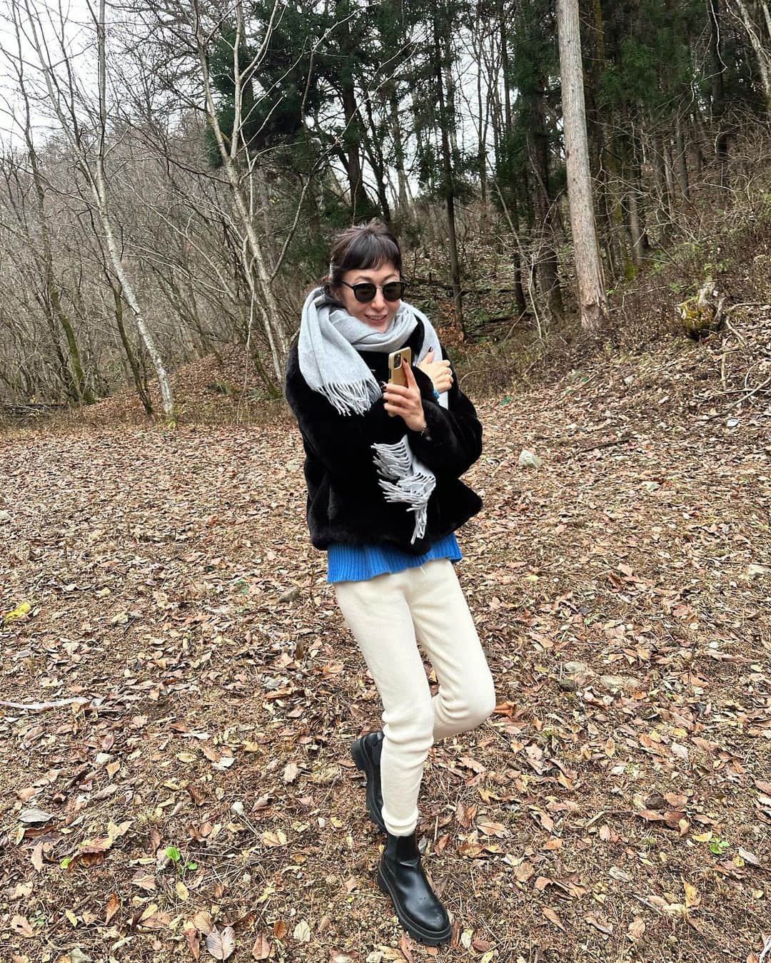田丸麻紀さんのインスタグラム写真 - (田丸麻紀Instagram)「空気が美味しい！　って感じられるのは 本当に幸せで豊かな事です🙏  子供達には、まだまだ 空気の美味しさ、違い わからんだろうなぁー。🥳  今回一緒に旅に来た 🕶は  @sakurai_takashi  櫻井くん　× @lavid_eyewear  コラボのアイウェア  シャープなデザインと 重たすぎない透明感のある色選び がどんなシーンにも馴染んで 使いやすい！！！👌👏♡🙏  皆さんからよくご質問をいただくこちらのブーツは 多分、一昨年の冬あたりの @zara ZARA のアイテムです。  パンツは @galerievie_jp   ストール @yokochanjapan  アウター @goldengoose」11月25日 8時30分 - tamarumaki