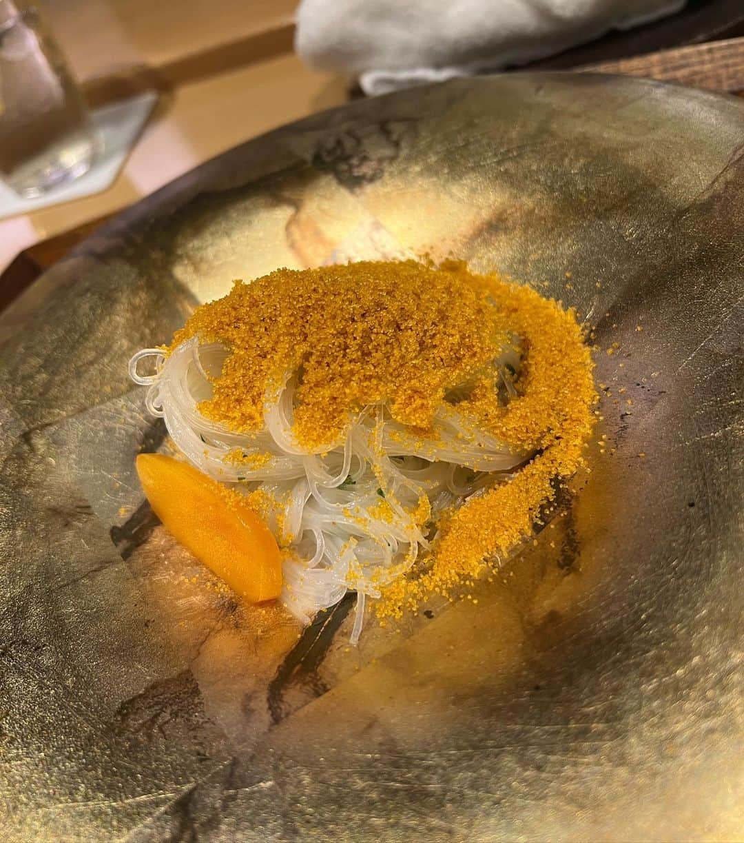 加護亜依のインスタグラム：「美味しい江戸中華🧑‍🍳 熱々の土鍋に入った麻婆豆腐は絶品！！  最後の私の色がなんかおかしいのごめん😂🙏」