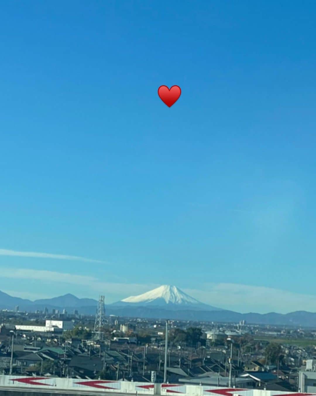 木下優樹菜のインスタグラム：「高速乗っていたら めっちゃ綺麗にお目見えした 富士山🗻だったから 撮ったー 秋晴れ🌞 しぇあはぴ♡」