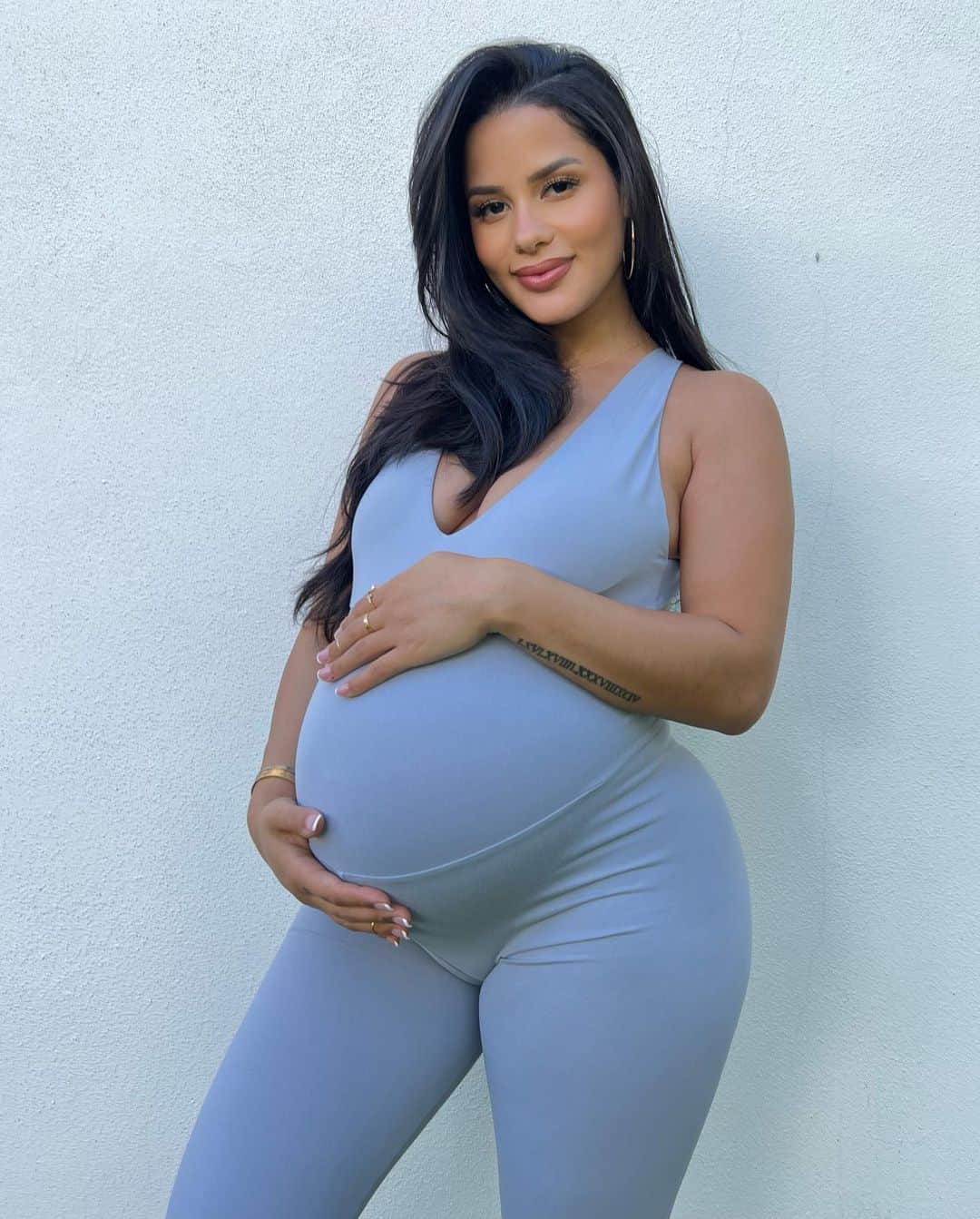 Katya Elise Henryのインスタグラム：「You know you’re in your third trimester when you drop something on the floor and walk away muttering “f*ck it!” 😂 - Shop the @wbkfit BLACK FRIDAY SALE! Use code BLACKOUTKAT at check out~ link in bio.」