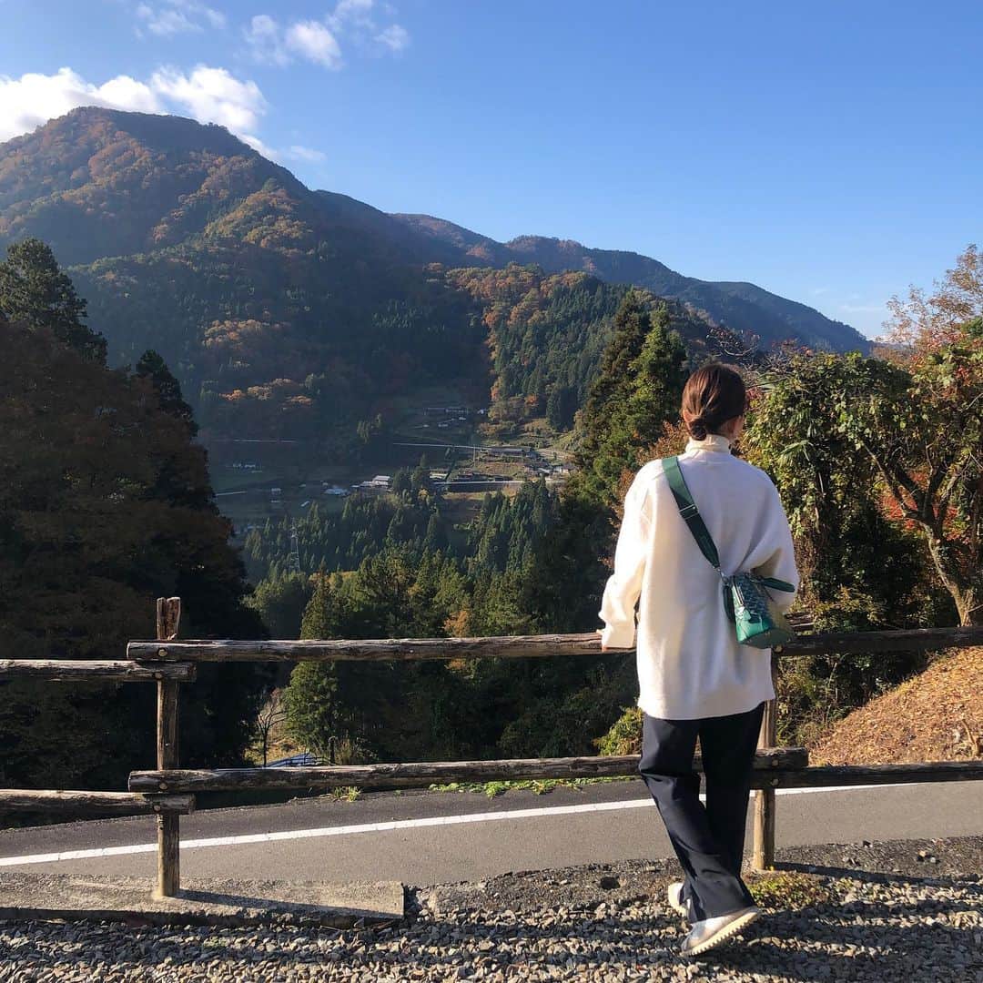 外村久美子のインスタグラム：「・ 茅葺き屋根と囲炉裏のある宿 最近は古き良き日本の文化に触れられる宿がお気に入り👦🏻👦🏻  #桃源郷祖谷の山里」