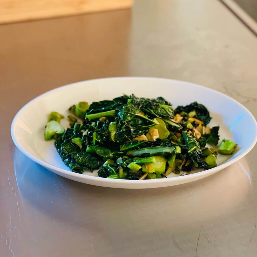 結城アンナのインスタグラム：「「アレッタ」ブロッコリー🥦❎ ケール🥬の"新しい野菜" フライパンにオリーブオイルを大さじ2〜3➡️ニンニク🧄の粒2個みじん切りを軽くソテー、そこにアレッタの茎の部分を細かく切ってソテー、➡️葉っぱも加えて➡️塩🧂、ブラックペッパー、最後に薄くしょうゆ、又はオイスターソースでも👍🏼Broccoli❎Kale ➡️New "Vegetable Aletta. Sauté 2 minced garlic cloves in olive oil, add the chopped stalks first, then the leaves, salt & pepper, finally light soy sauce or oyster sauce👍🏼  🕊Peace & Kindness, may all your dreams come true🕊  #野菜 #野菜レシピ #野菜料理 #野菜炒め #アレッタ #aletta #vegetables #vegetable」